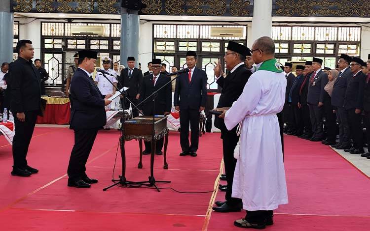 Bupati Kotim Halikinnor melantik pejabat tinggi pratama, Rabu, 8 Oktober 2025. (FOTO: DEVI)