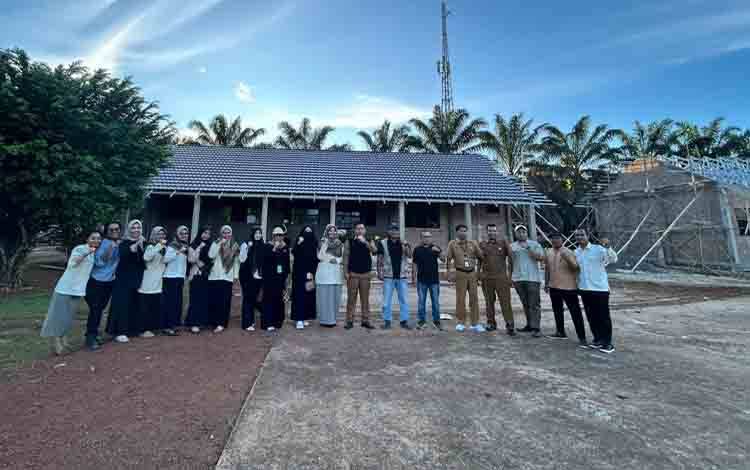 Kepala Dinas Pendidikan Kabupaten Seruyan, Rusdi Hidayat saat meninjau pelaksanaan Program Revitalisasi Pembangunan SMP Bhakti Perdana di Kecamatan Seruyan Raya (Foto : Ist)