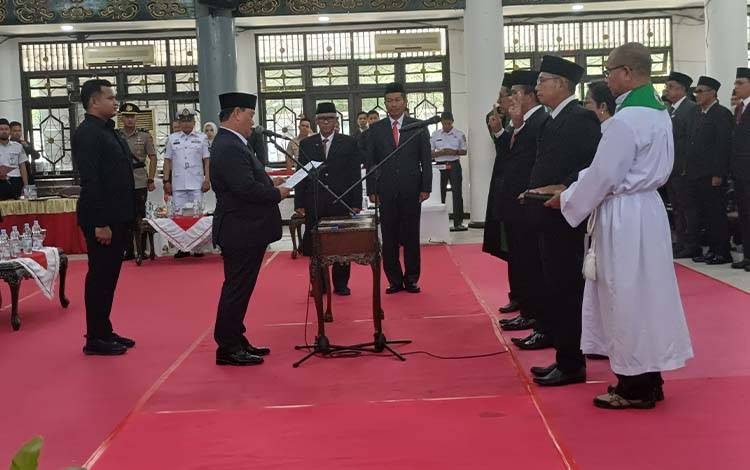 Pengambilan sumpah janji pelantikan pejabat Pemkab Kotawaringin Timur, Rabu, 8 Oktober 2025. (FOTO: DEWIP)