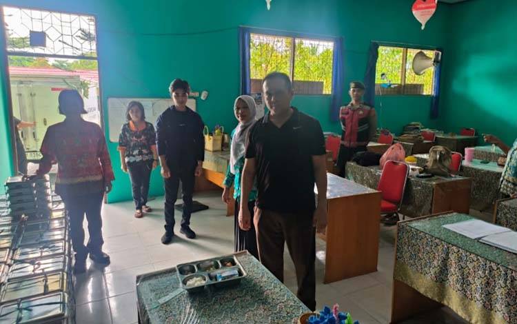 Anggota DPRD Palangka Raya, Khemal Nasery, saat mengunjungi sekolah (Foto: MARINI)