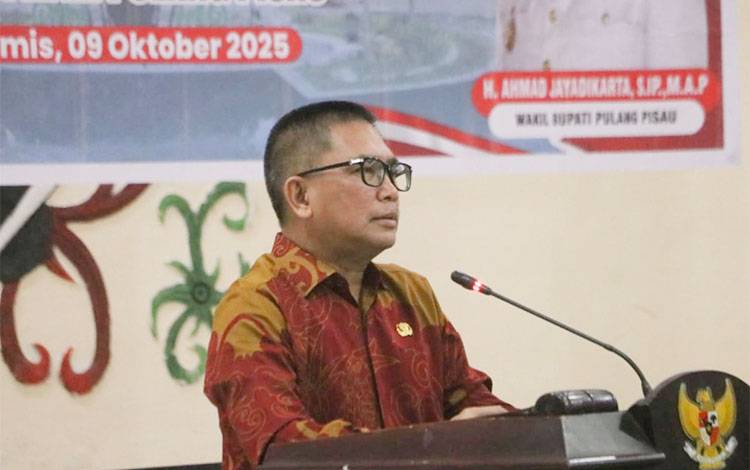 Sekertaris Daerah Tony Harisinta saat membuka Rakordalev Triwulan III, Kamis, 9 Oktober 2025. (FOTO : RETHA)