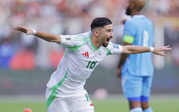 Penyerang sayap Timnas Aljazair Mohamed Amoura merayakan keberhasilannya mencetak gol ke gawang Timnas Somalia pada pertandingan Grup G Kualifikasi Piala Dunia 2026 zona Afrika di Stadion Miloud Hadefi, Bir El Djir, Aljazair, Kamis (9/10/2025) dini hari WIB. (FIFA.com)