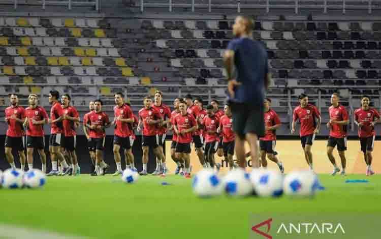Arsip foto - Pesepak bola Timnas Indonesia mengikuti latihan resmi jelang pertandingan Fifa Matchday di Stadion Gelora Bung Tomo, Surabaya, Jawa Timur, Kamis (4/9/2025). (ANTARA FOTO/Rizal Hanafi/agr/am.)