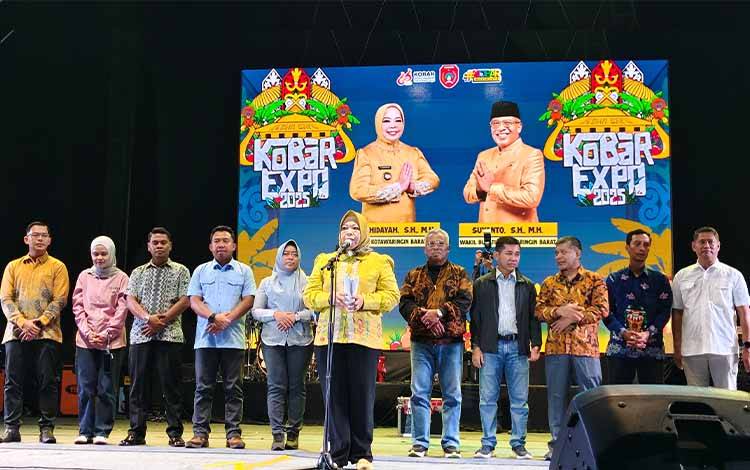 Bupati Kobar Hj. Nurhidayah saat memberikan sambutan penutupan Kobar Expo 2025. (Foto : DANANG)
