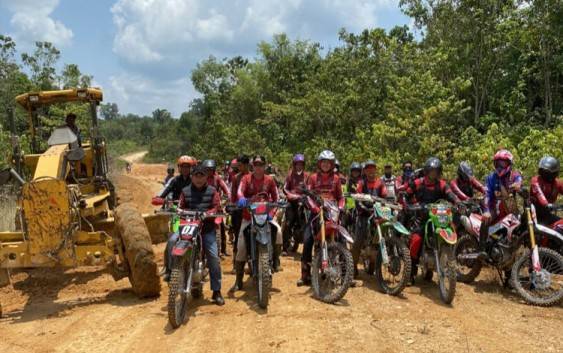 Bupati Kapuas, Wiyatno, didampingi Wakil Bupati Kapuas, Dodo, Sekretaris Daerah Kabupaten Kapuas Usis I Sangkai, serta sejumlah Kepala Perangkat Daerah Lingkup Pemkab Kapuas saat melaksanakan kunjungan kerja (kunker) yang intensif ke empat Kecamatan non pasang surut, yakni Kecamatan Kapuas Tengah, Pasak Talawang, Kapuas Hulu, dan Mandau Talawang 10-12 Oktober 2025. (Diskominfo Kps)