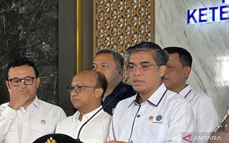 Menaker Yassierli dalam konferensi pers di Kantor Kemnaker RI, Jakarta, Senin (13/10/2025). ANTARA/Arnidhya Nur Zhafira