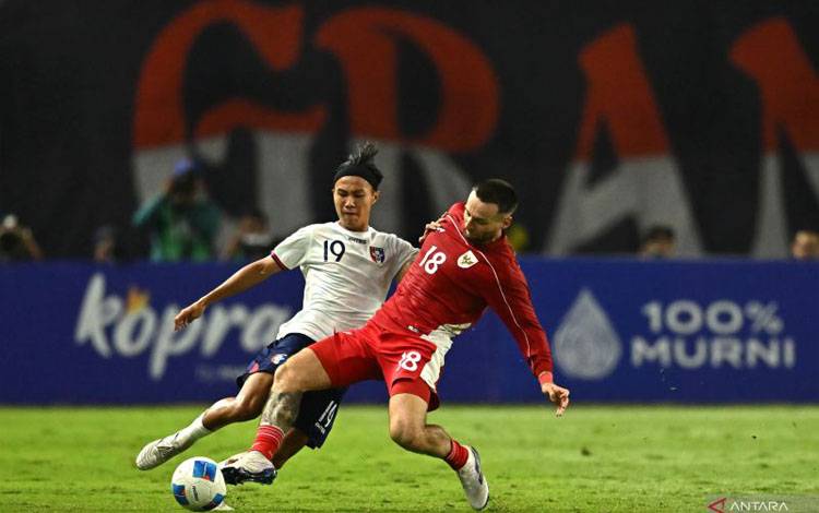 Pesepak bola Timnas Indonesia Marc Klok (kanan) berebut bola dengan pesepak bola Timnas Taiwan Wu Yu Fan dalam FIFA Matchday di Stadion Gelora Bung Tomo, Surabaya, Jawa Timur, Jumat (5/9/2025). Timnas Indonesia mengalahkan Timnas Taiwan dengan skor 6-0.