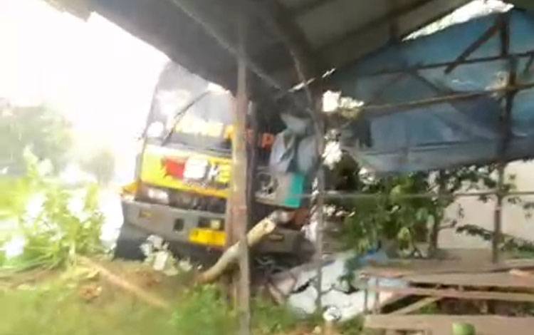 Posisi truk yang menabrak sebuah warung di Jalan Trans Kalimantan, Km. 9 Kapuas Timur, Senin, 13 Oktober 2025. (FOTO. IST)