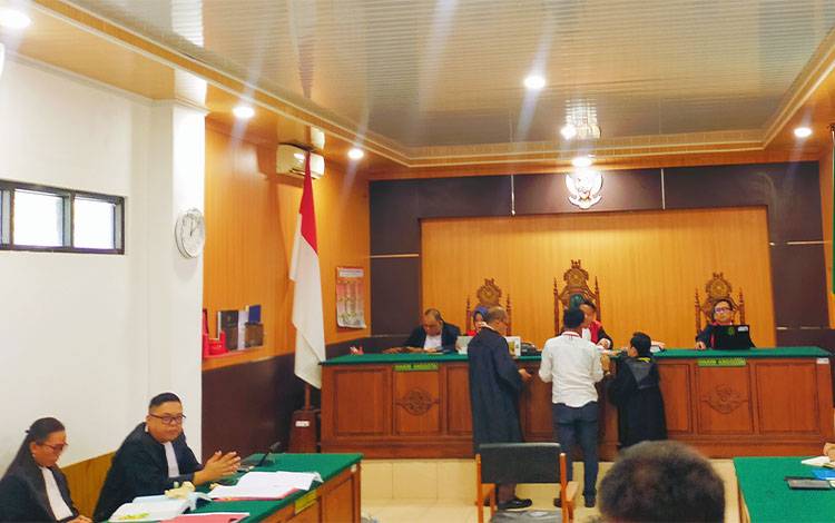 Anggota Polres Pulang Pisau bagian identifikasi, Restu Rianto, memberikan keterangan sebagai saksi dalam sidang lanjutan perkara dugaan pembunuhan terhadap Nurmaliza dengan terdakwa Alvaro Jordan di Pengadilan Negeri Palangka Raya, Senin, 13 Oktober 2025. (Foto: Hermawan DP)