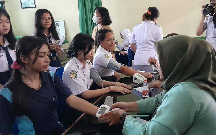 Pemeriksaan kesehatan gratis di SMPN 2 Palangka Raya (Foto: MARINI)