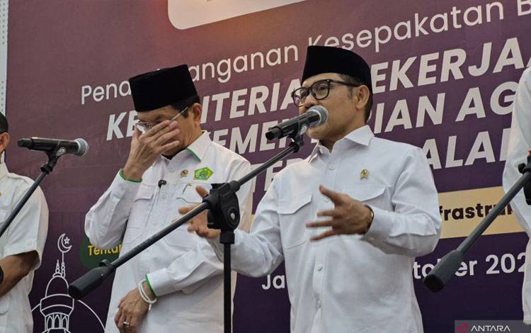 Menteri Koordinator Bidang Pemberdayaan Masyarakat (Menko PM) Abdul Muhaimin Iskandar atau Cak Imin (kanan) dalam konferensi pers di Jakarta, Selasa (14/10/2025). ANTARA/Sean Filo Muhamad