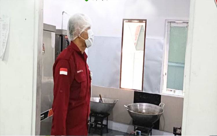 Tim Dinas Kesehatan Seruyan melakukan pengecekan rutin terhadap dapur pada salah satu Satuan Pelayanan Pemenuhan Gizi (SPPG) dalam program Makan Bergizi Gratis (Foto : Ist)