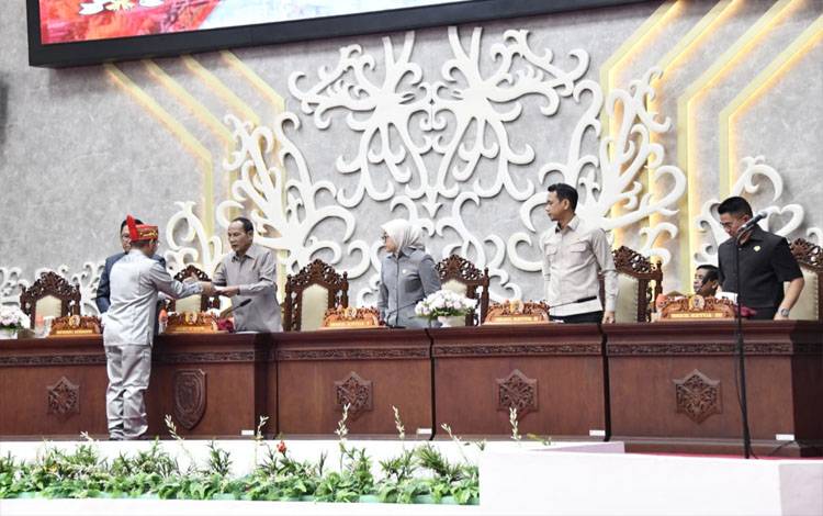 Wakil Ketua II DPRD Kalteng Muhammad Ansyari saat mengikuti sidang paripurna Ke - 4 Masa Sidang I tahun 2025 (Foto : PATHUR)