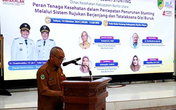 Kepala Dinas Kesehatan Barito Utara, Pariadi AR saat membuka kegiatan Pelatihan Aksi Cegah Stunting, di Gedung Balai Antang Muara Teweh, Selasa 14 Oktober 2025. (Foto: Dhani)