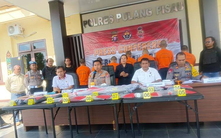 Kapolres Pulpis AKBP Iqbal Sengaji saat menyampaikan kronologi kejahatan ganjal ATM, Selasa, 14 Oktober 2025. (FOTO: RETHA)