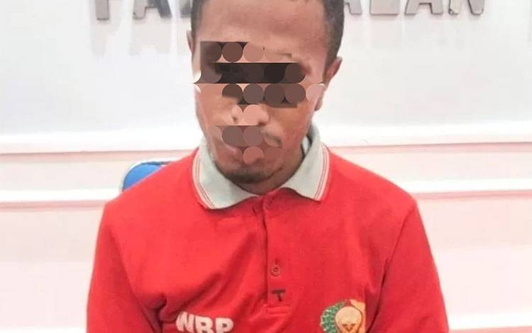 Terdakwa, Albertus Rolyanus alias Albet (37), saat mengikuti persidangan di Pengadilan Negeri PN Nanga Bulik, Baru-baru ini. (FOTO: ISTIMEWA)