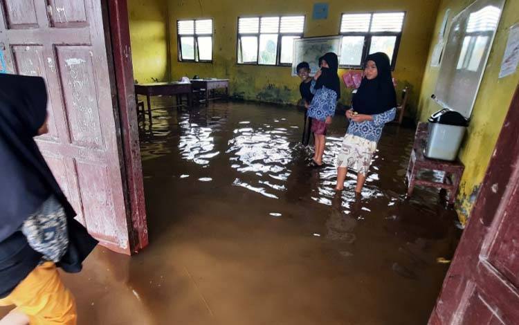Situasi SDN Kunjung Lampuyang saat banjir. (FOTO: IST)