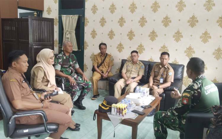 Dandim 1017 Lamandau Letkol Arm. Ady Kurniawan, saat kordinasi bersama Camat Bulik Fauji Rahman, dan Intansi terkait di Aula Makodim 1017 Lamandau, Selasa, 14 Oktober 2025 (FOTO: PENDIM 1017/LMD)