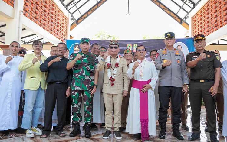 Gubernur Kalimantan Tengah (Kalteng), Agustiar Sabran foto bersama saat di Catholic Center Jl. D.A. Tawa No. X, Palangka Raya. (FOTO:FRY)