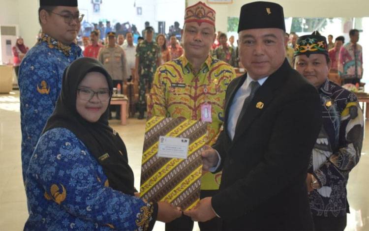Pemerintah Kabupaten Kapuas menyerahkan secara simbolis Surat Keputusan PPPK Tahap II Formasi Tahun 2024 kepada perwakilan peserta di Hall Rumah Jabatan Bupati Kapuas, Kamis, 16 Oktober 2025. (Diskominfo Kps)