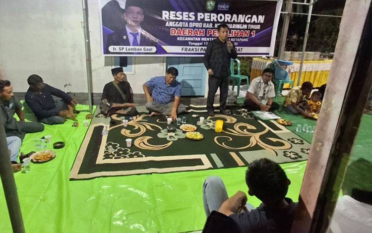 Anggota DPRD Kotawaringin Timur Sihol Parningotan Lumban Gaol saat reses di dapil I, Kecamatan Mentawa Baru Ketapang. (FOTO: IST)