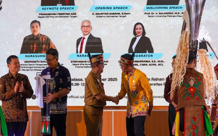 Kepala OJK Provinsi Kalimantan Tengah Primandanu Febriyan Aziz berjabat tangan bersama Asisten Perekonomian dan Pembangunan Sekretariat Daerah Provinsi Kalimantan Tengah Herson B. Aden. (FOTO:BIRO ADPIM SETDA KALTENG)