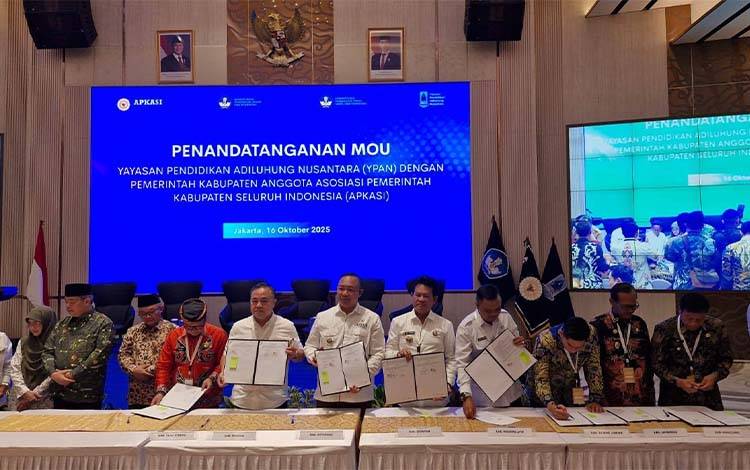 Bupati Seruyan Ahmad Selanorwanda bersama kepala daerah lainnya, melakukan penandatanganan MoU percepatan peningkatan kualitas pendidikan di daerah (Foto : Ist)