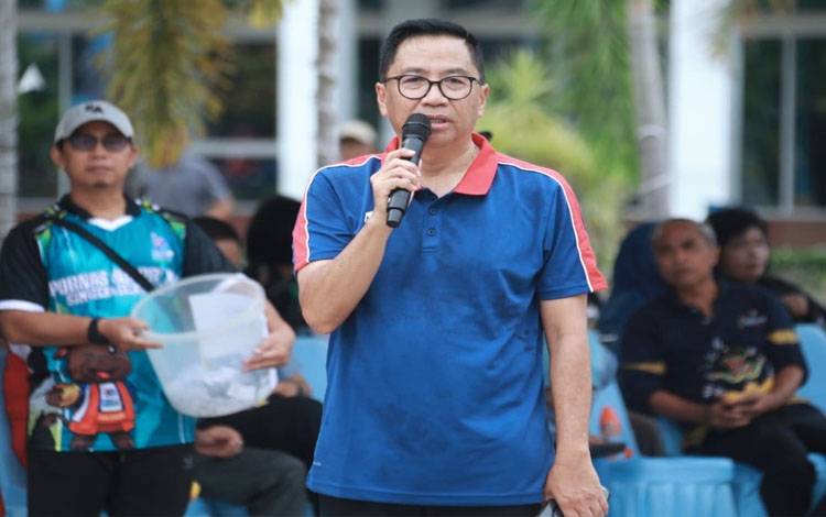 Plt. Sekda Provinsi Kalteng Leonard S. Ampung menyampaikan sambutannya. (FOTO:ASP)