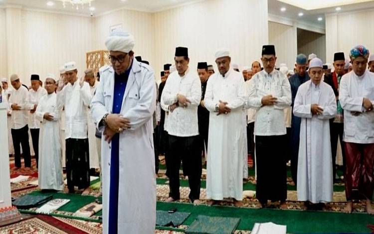 Pemerintah Kabupaten Barito Utara menggelar kegiatan Sholat Hajat dan Doa Bersama di Rumah Jabatan Bupati Barito Utara, Kamis malam 16 Oktober 2025.(foto: Dhani)
