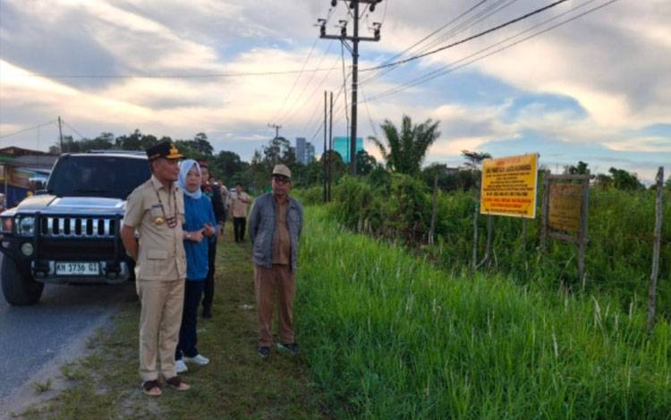 Bupati Nurhidayah ajak Gubernur Kalteng Agustiar Sabran saat meninjau lahan yang menjadu sengketa di Gg. Rambutan, Kelurahan Baru, Kecamatan Arut Selatan. (Foto : Istimewa)