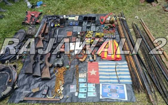 Barang bukti senjata api rakitan dan senjata tajam lainnya yang diamankan dari markas KKB Kodap VIII Soanggama. (ANTARA/HO/Dok Satgas Habema)