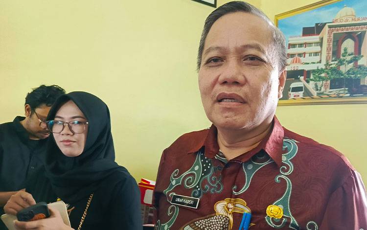 Kepala Dinas Kesehatan Kotim Umar Kaderi (kanan).