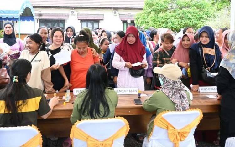Antusiasme warga dalam proses pendaftaran Gerakan Pangan Murah (GPM) di halaman Kantor Dinas Ketahanan Pangan Lamandau-? Jumat, 17 Oktober 2025 ( FOTO: ISTIMEWA)