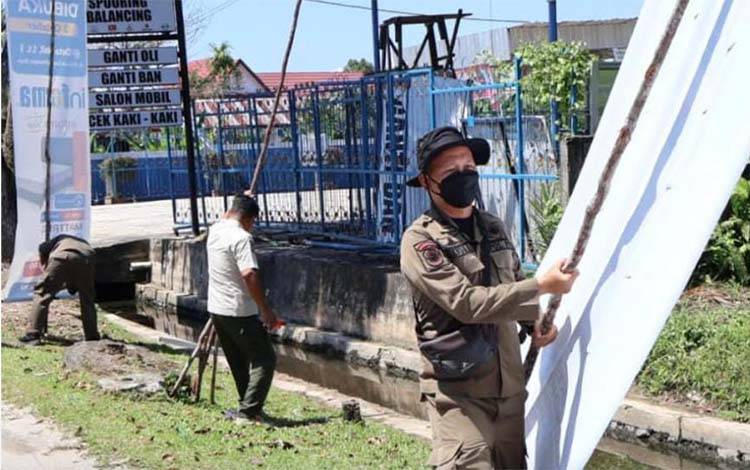 Penertiban reklame di Palangka Raya.