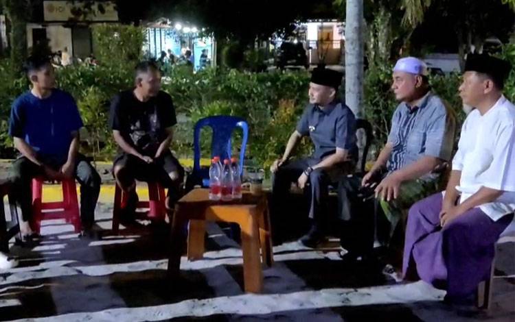 Wali kota Palangka Raya Fairid Naparin saat berdiskusi dengan warga Jalan Gelatik dan jalan Pipit (Foto : IST)