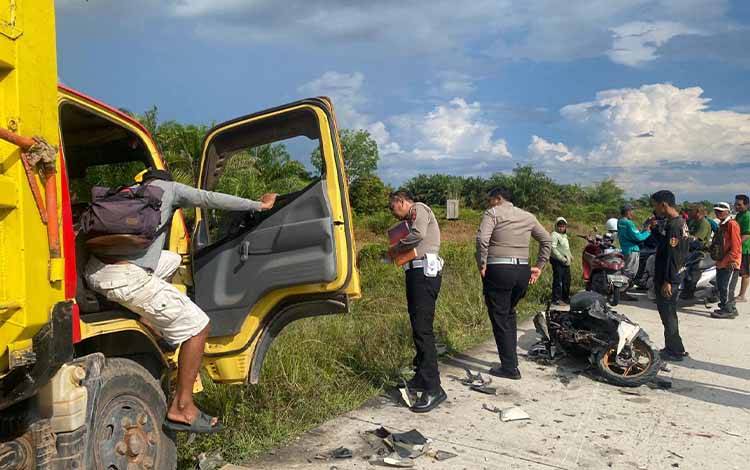 Personel Satlantas Polres Kobar olah TKP kecelakaan menewaskan 2 remaja, Sabtu, 18 Oktober 2025.