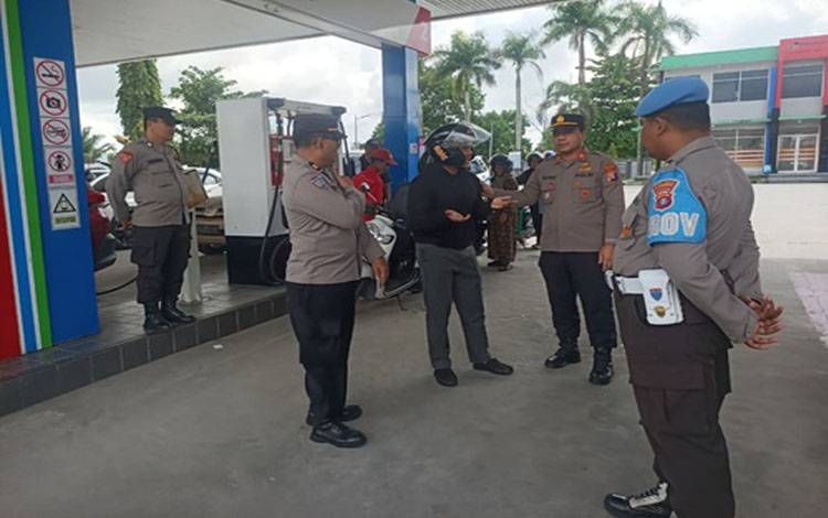 Personel Polres Kobar saat melakukan patroli dan penertiban antrian BBM di SPBU