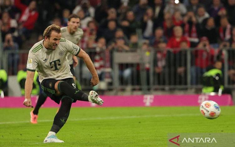 Arsip - Pesepak bola Bayern Munich Harry Kane (kiri) menendang pinalti ke gawang Werder Bremen dalam laga lanjutan Bundesliga di Munich, Jerman, Sabtu (27/9/2025). ANTARA FOTO/Xinhua/Philippe Ruiz/bar