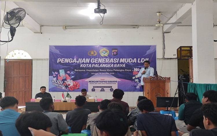 Kanit Tipikor Satreskrim Polresta Palangka Raya, Ipda Noto Sulistiyo saat memberikan materi saat pengajian generasi muda Lembaga Dakwah Islam Indonesia (LDII) Kota Palangka Raya di Masjid Jamiatul Amaliah, Minggu, 19 Oktober 2025. (FOTO: HERMAWAN)