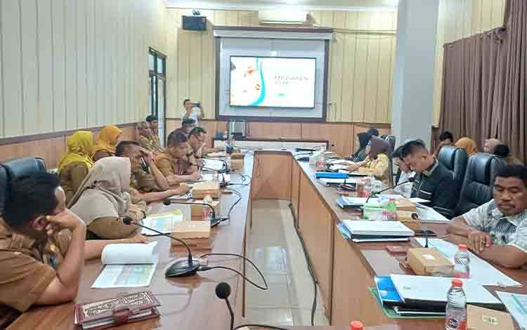 Rapat pembahasan APBD 2026 Komisi IV DPRD Kotawaringin Timur bersama mitra kerja, Senin, 20 Oktober 2025. (FOTO: DEWIP)