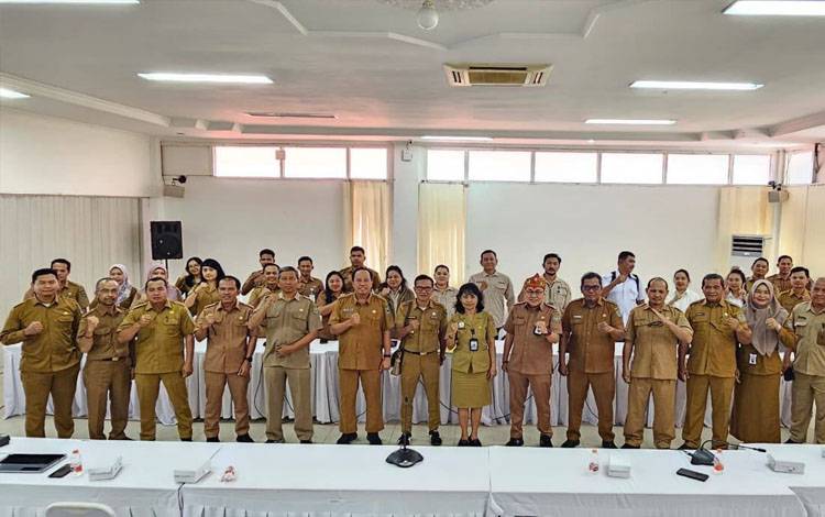 Asisten II Sekda Seruyan, Adhian Noor ?foto bersama saat kegiatan Rapat Koordinasi Persiapan Coaching Clinic 3 PPSP Tahun 2025 (Foto : Ist)