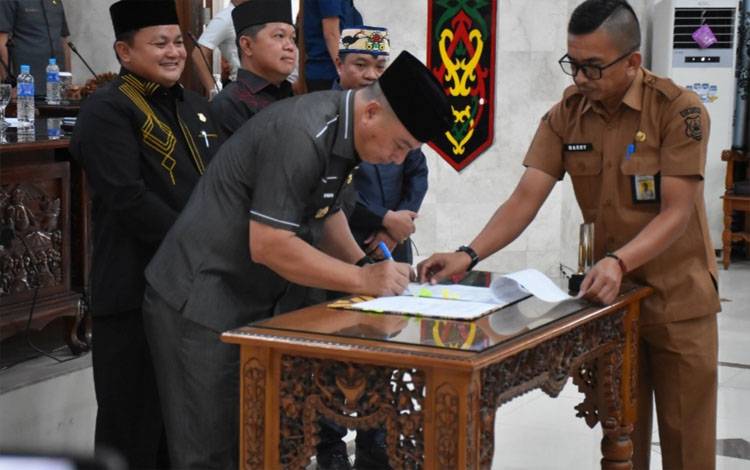 Wakil Bupati Kapuas, Dodo, menghadiri sekaligus memberikan sambutan dalam Rapat Paripurna Ke-4 Masa Persidangan III Tahun Sidang 2025 dengan agenda Penandatanganan Nota Kesepakatan Kebijakan Umum Anggaran dan Prioritas Plafon Anggaran Sementara (KUA-PPAS) Tahun Anggaran 2026, bertempat di ruang rapat paripurna DPRD Kabupaten Kapuas, Senin, 20 Oktober 2025. (FOTO: Diskominfo Kps)