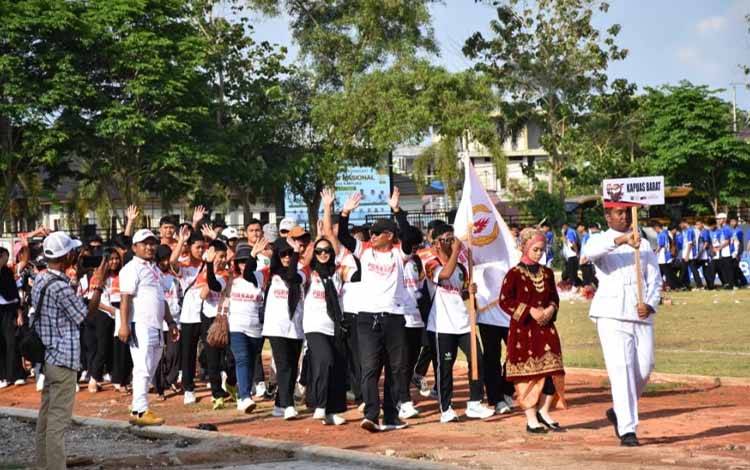 Para atlet dari 17 kecamatan se-Kabupaten Kapuas mengikuti defile pembukaan Porkab XII Kapuas 2025 di Stadion Panunjung Tarung, Kuala Kapuas, Senin, 20 Oktober 2025. (FOTO: Diskominfo Kps)
