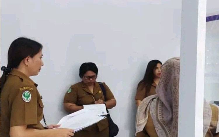 Dinkes Lamandau Tinjau Fasilitas di Optik Bio di Praktik Mandiri (TPM) Alfaesa Gallant Delta, Senin, 20 Oktober 2025. ( FOTO: ISTIMEWA)