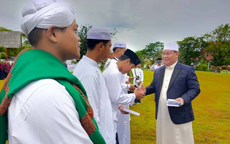 Bupati Kotim Halikinnor saat menyapa santri, Rabu, 22 Oktober 2025. (FOTO : DEVI)