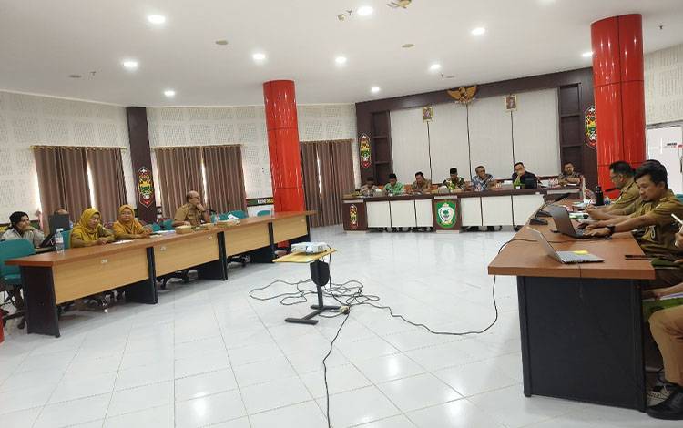 Rapat kerja Komisi II DPRD Kotawaringin Timur dengan Dinas Lingkungan Hidup. (FOTO: IST)