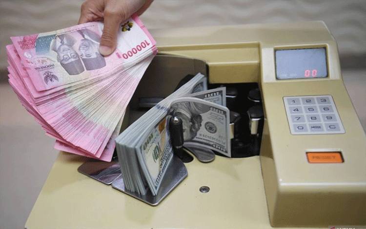 Petugas menghitung mata uang rupiah dan dolar AS di Ayu Masagung Money Changer, Jakarta. ANTARA FOTO/Akbar Nugroho Gumay/aww