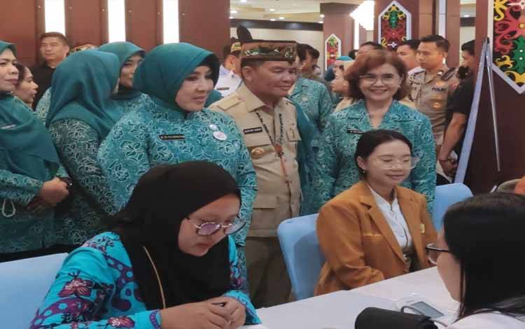 Gubernur Kalimantan Tengah, Agustiar Sabran mendampingi Ketua TP-PKK Kalteng, Aisyah Agustiar Sabran dan Ketua Umum Tim Penggerak PKK Tri Tito Karnavian saat kunjungan di Palangka Raya. (FOTO: HERMAWAN)