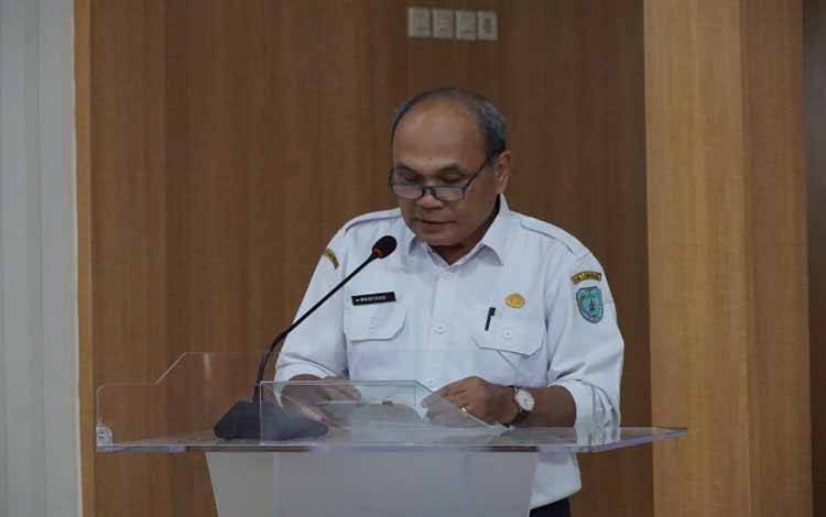 Kepala Dinas Koperasi Usaha Kecil Menengah Perdagangan dan Perindustrian (DKUKMPP), Penyang, beri sambutan di acara HAKI di Aula Inspektorat Kabupaten Lamandau, 22 Oktober 2025. ( FOTO: ISTIMEWA)