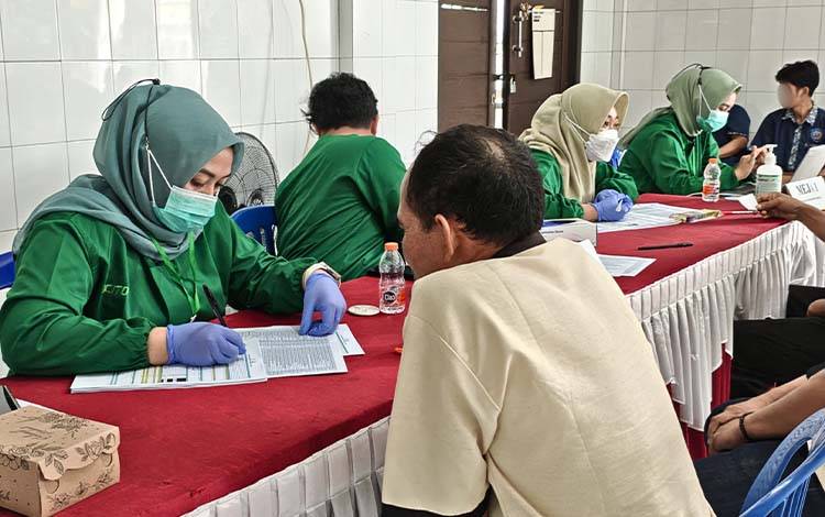 Deteksi dini Tuberkulosis (TB) dengan metode Active Case Finding (ACF) menggunakan Chest X-Ray (CXR) terhadap warga binaan Rutan Tamiang Layang, Rabu, 22 Oktober 2025. (FOTO: AGUSTINUS BOLE MALO)